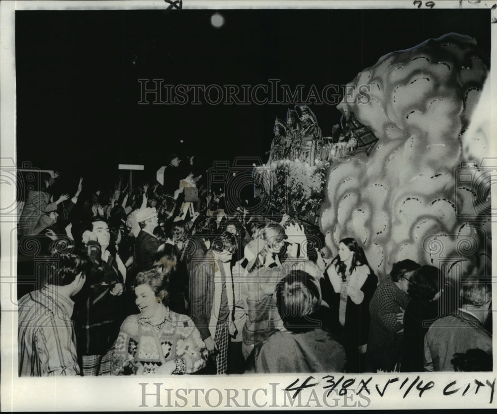 1977 Carnival Parade - Historic Images