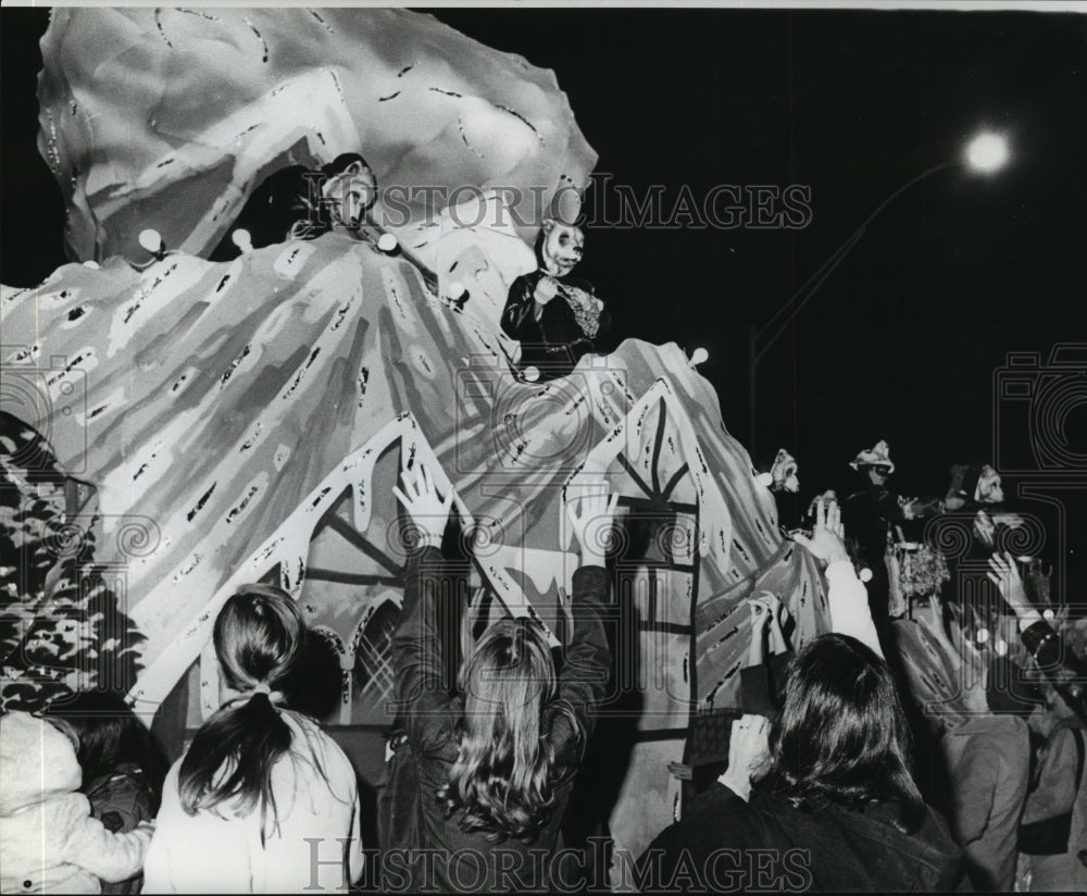 1973 Carnival Parade - Historic Images