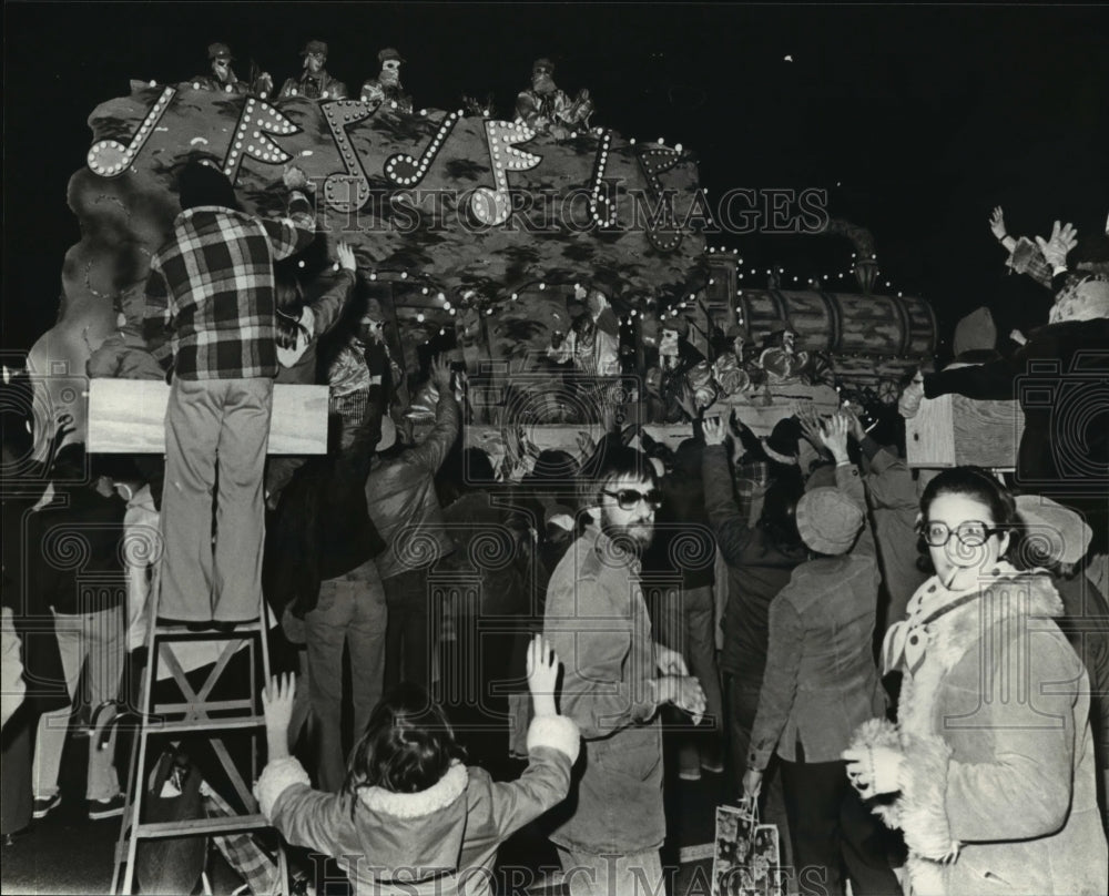 1980 Mardi Gras float rolls through reaching crowd, Chalimar - Historic Images