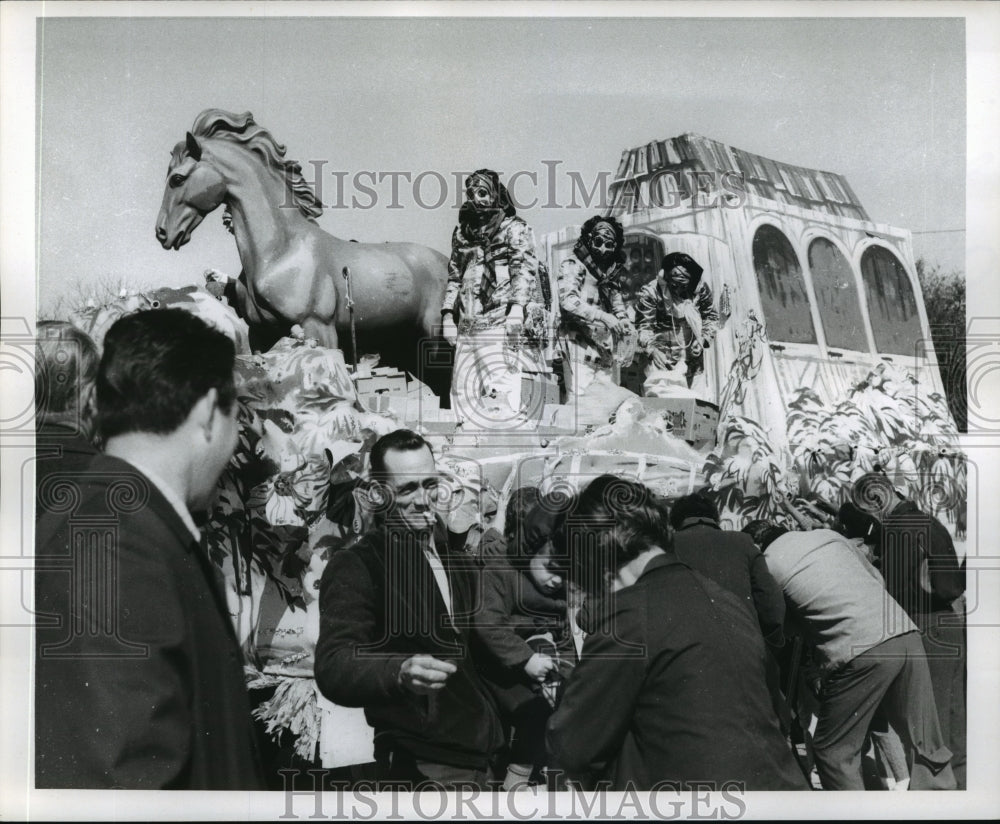 1969 crowd gathers around a Mardi Gras Arabi parade float - Historic Images