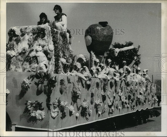 1969 Mardi Gras float rolls down New Orleans street at Arabi parade - Historic Images