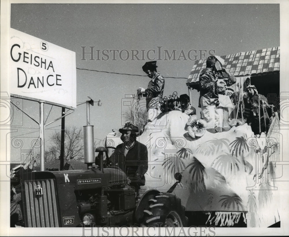 1969 Press Photo Geisha Dance Arabi float at a Mardi Gras parade in New Orleans - Historic Images