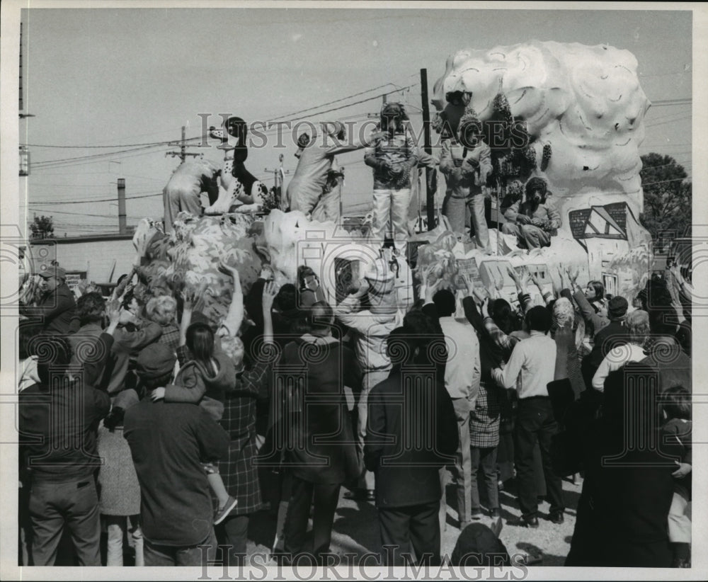 1970 Carnival Parade - Historic Images