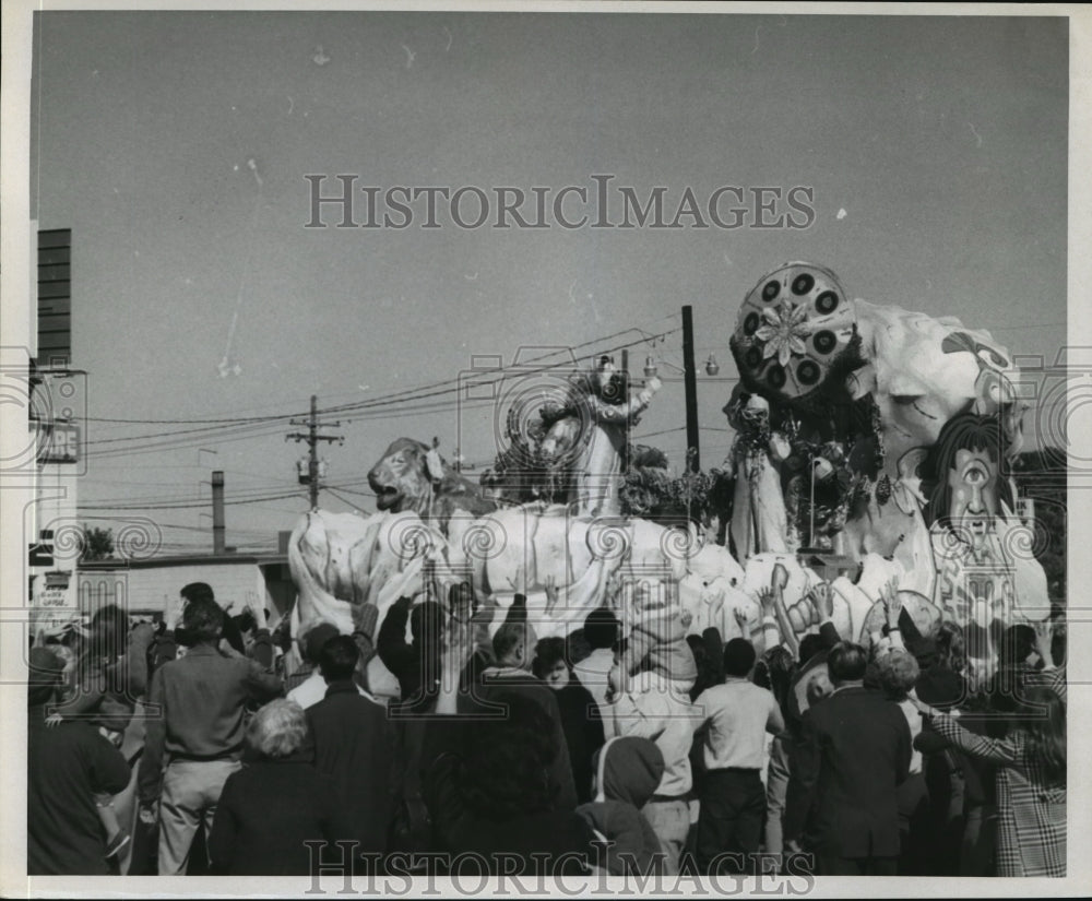 1970 Press Photo Mardi Gras Crowd Watches Float from Krewe of Arabi Parade - Historic Images