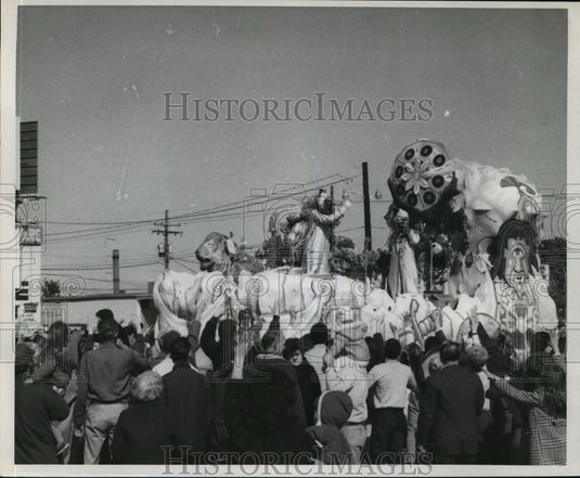 1970 Press Photo Mardi Gras Crowd Watches Float from Krewe of Arabi Parade - Historic Images