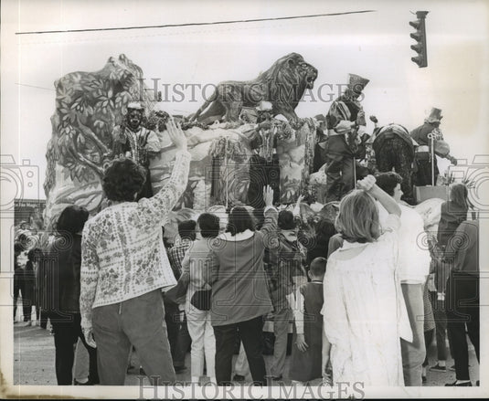 1966 Spectators Watch Krewe of Arabi Parade Float with Lion - Historic Images