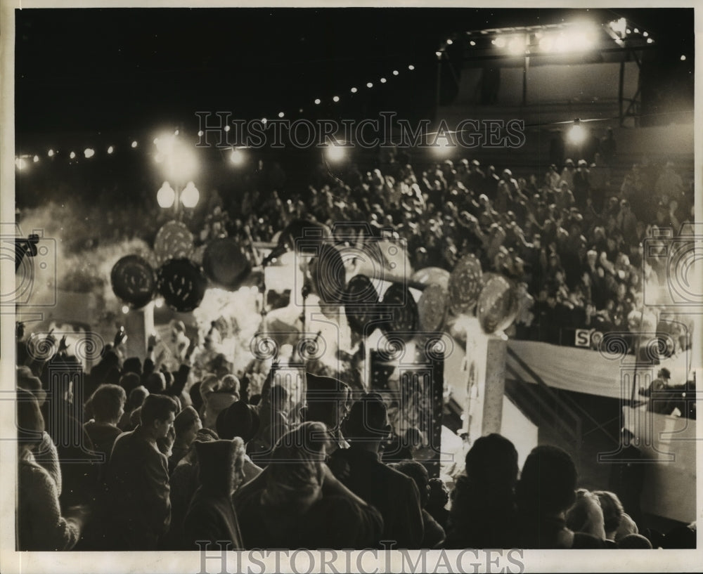 1964 Mardi Gras crowds at the Babylon Parade in New Orleans - Historic Images