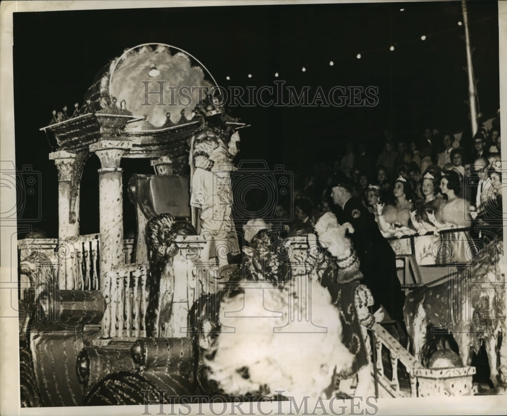 1964 the royal float at the Babylon Parade for Mardi Gras - Historic Images