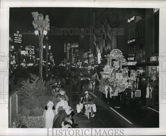 1965 busy street celebrating the Babylon Parade for Mardi Gras - Historic Images