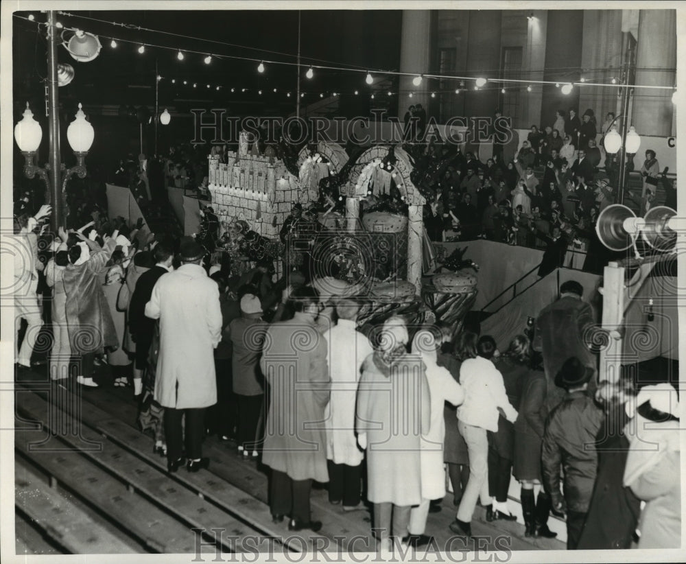 1965 Press Photo People gather to watch the Mardi Gras Babylon parade- Historic Images