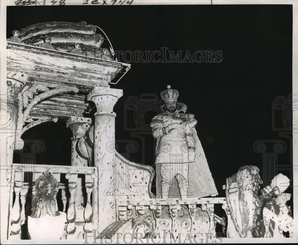 1964 King Sargon XX Smiles at Subjects at Knights of Babylon Parade - Historic Images