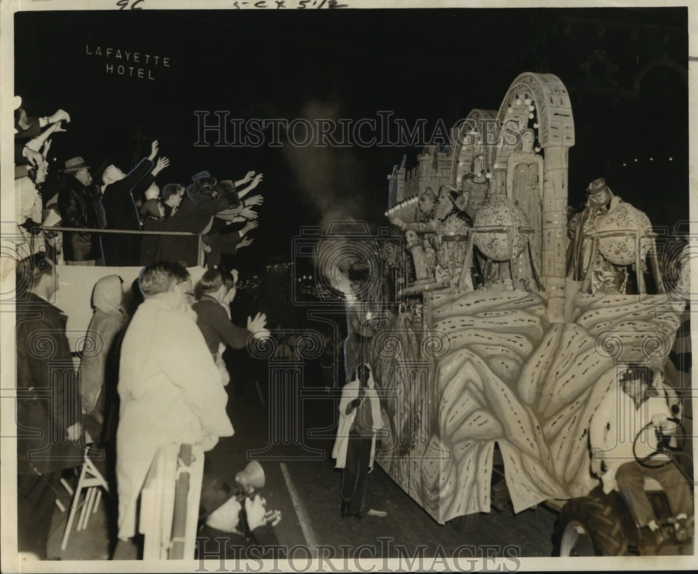 1964 Mardi Grnew Orleans Crowd Greets Float With Outstretched Arm - Historic Images