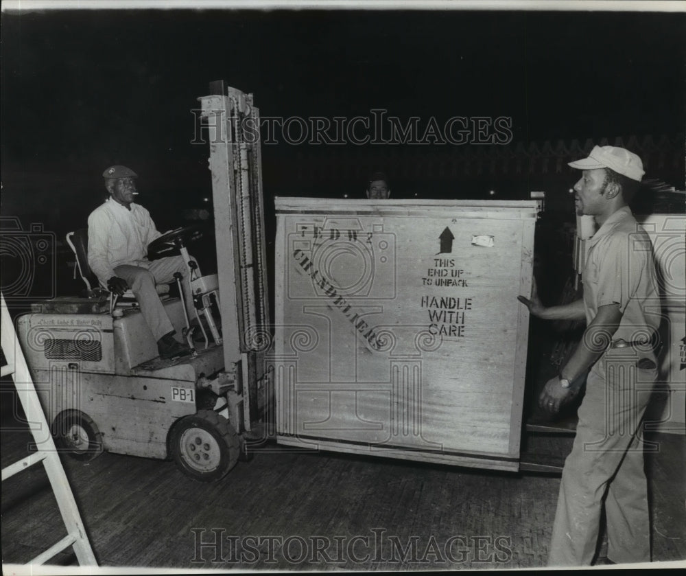 1977 Mardi Gras Moving in Chandeliers for Harlequin&#39;s Dream - Historic Images