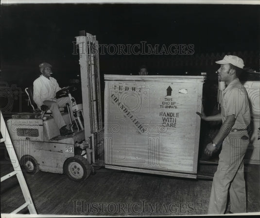 1977 Mardi Gras Moving in Chandeliers for Harlequin's Dream - Historic Images