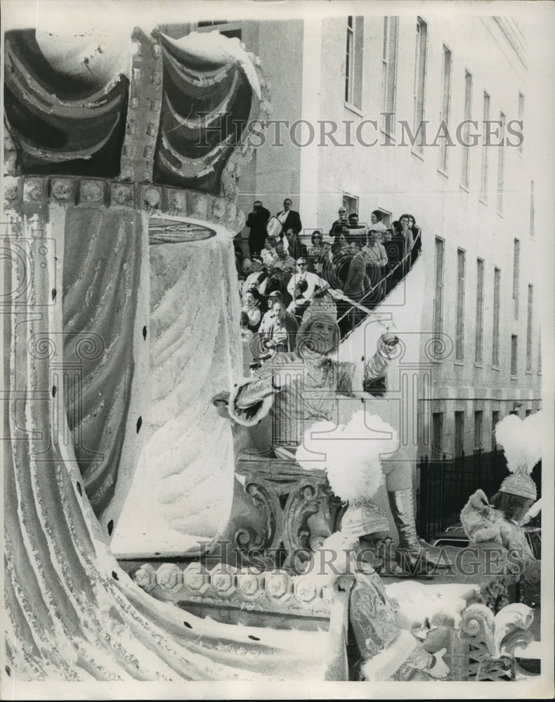 1971 New Orleans Carnival Ball Rex Surrounded by Crowd  - Historic Images