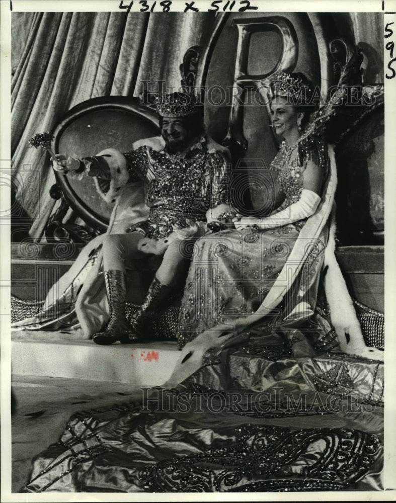 1981 Press Photo Carnival Ball- Rex 1981, John William Sims with his queen. - Historic Images