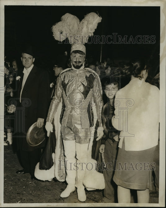 1960 Mardi Gras masker in costume at Krewe of Okeanos celebration - Historic Images