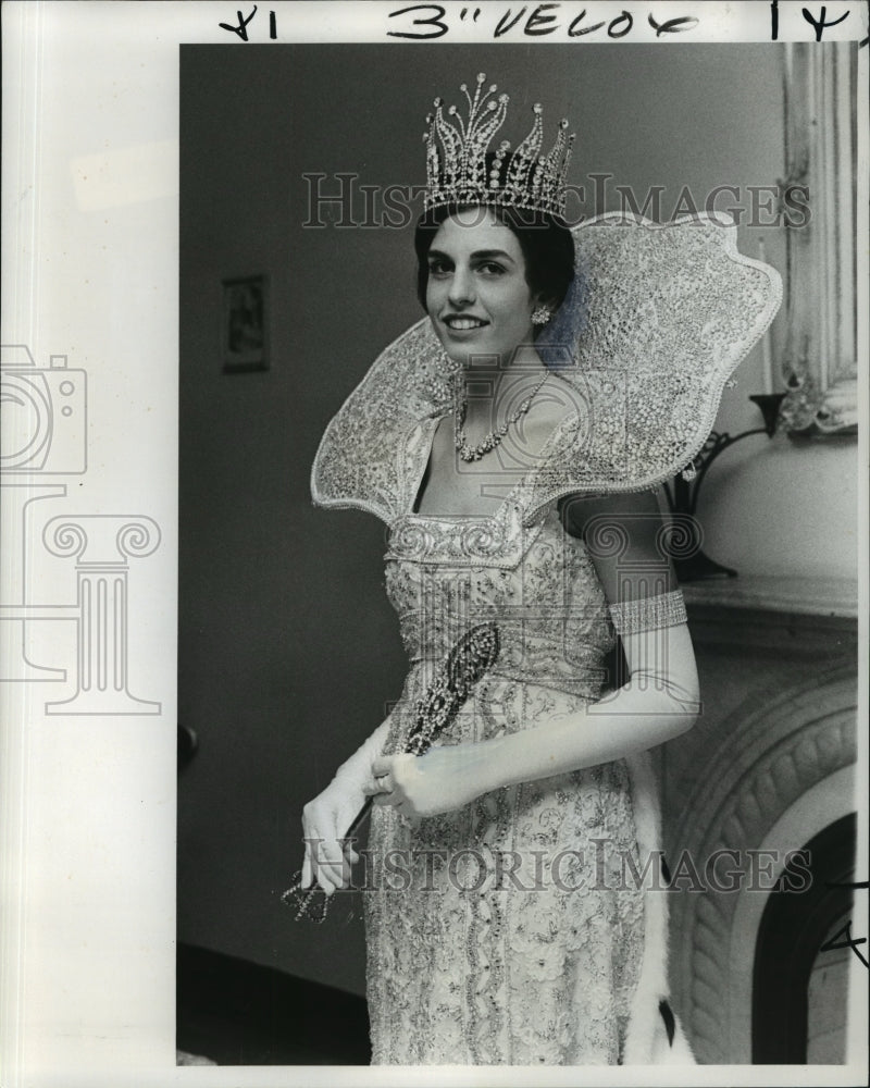 1975 Mary Hyland Brown Queen of Krewe of Athenians Carnival Ball - Historic Images