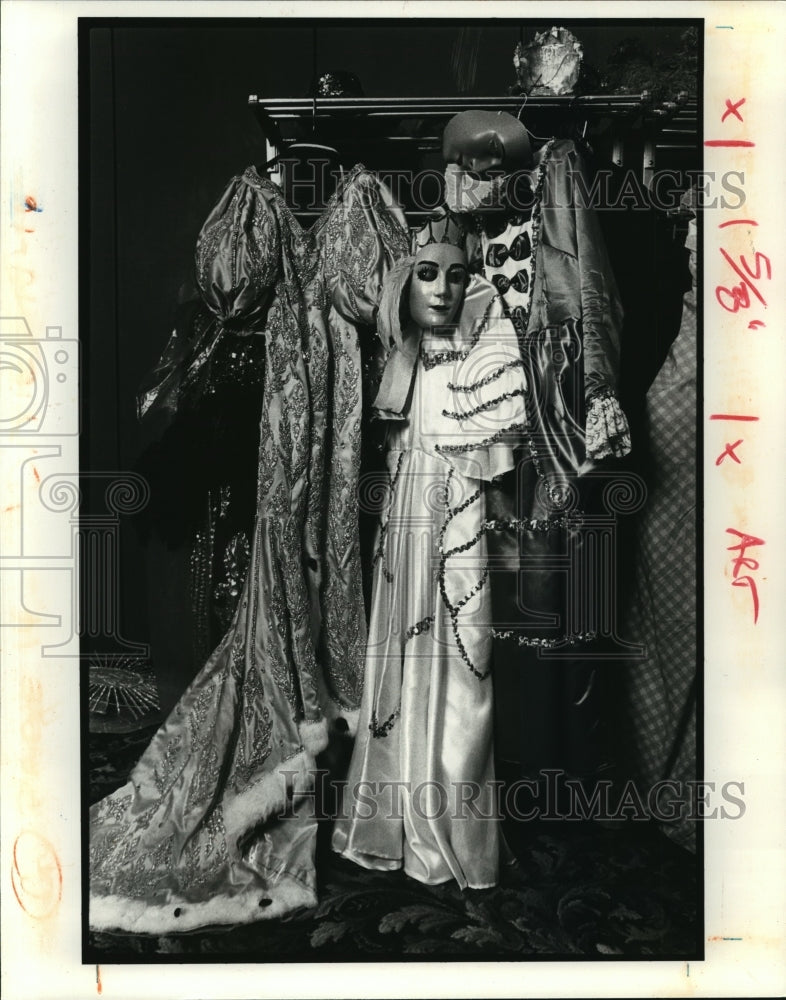 1982 Press Photo Aquila&#39;s Squin and Satin Costumes Mardi Gras, New Orleans - Historic Images