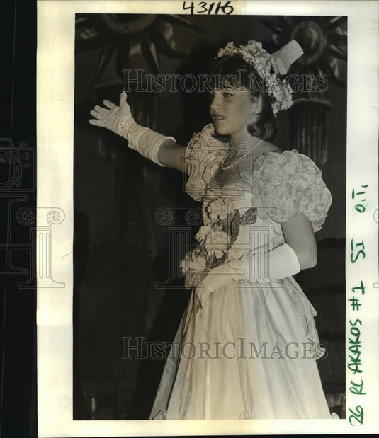 1986 Lori Anne McKeown a Maid in the Krewe of Akakos at Ball - Historic Images