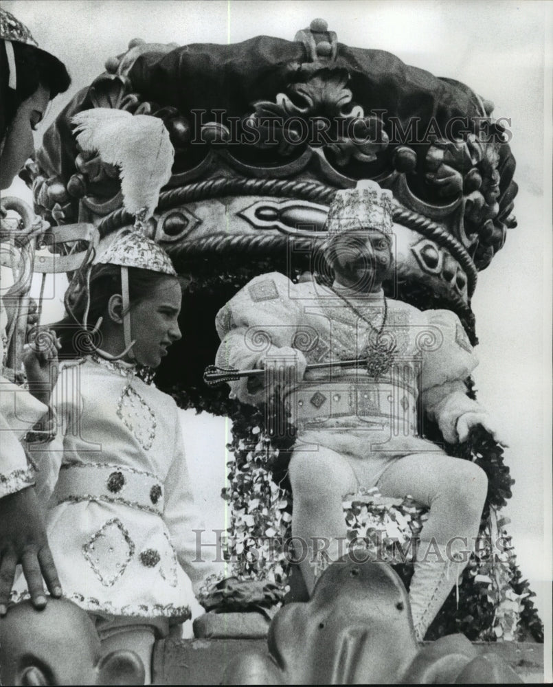 King of the Arabi Parade on his throne float for Mardi Gras - Historic Images