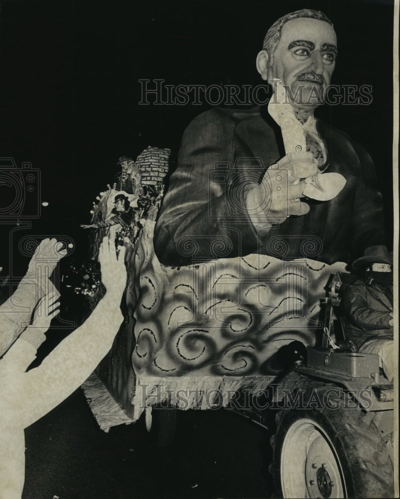 1978 Aquila parade float in New Orleans for Mardi Gras  - Historic Images