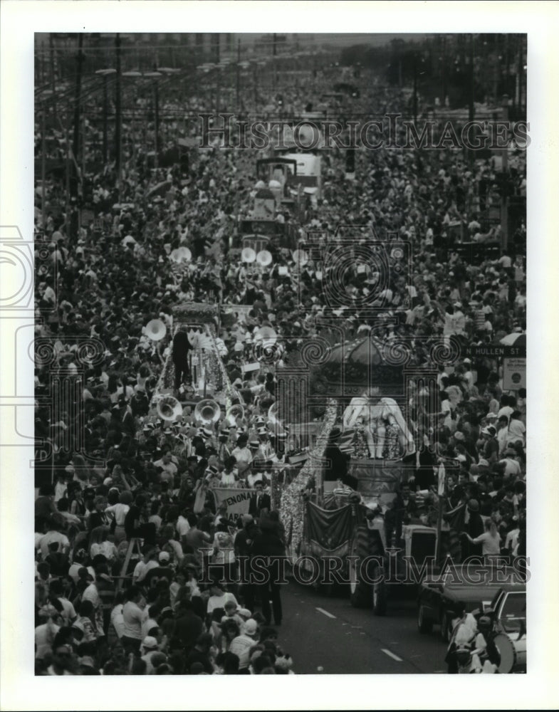 Mardi Gras Parade rolls down New Orleans street  - Historic Images