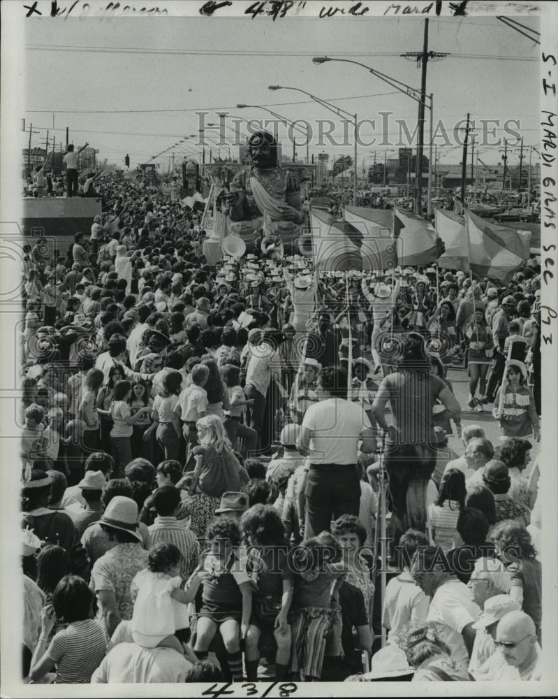 1976 Crowds enjoying the Argus Parade on Mardi Gras  - Historic Images