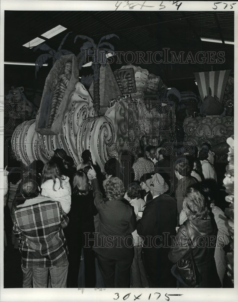 1978 Krewe of Argus members gather around a float, Mardi Gras parade - Historic Images