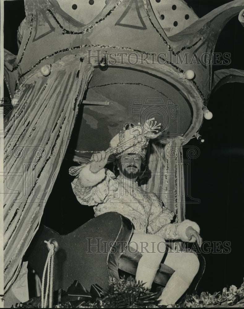 1974 King Atlas V Elroy Schwebel Leads Krewe of Atlas Parade - Historic Images