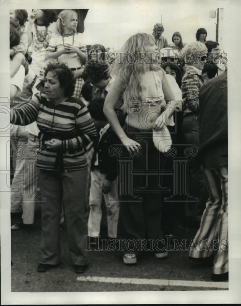 1975 Press Photo Woman with Crowd at Argus Parade - noca02601 - Historic Images