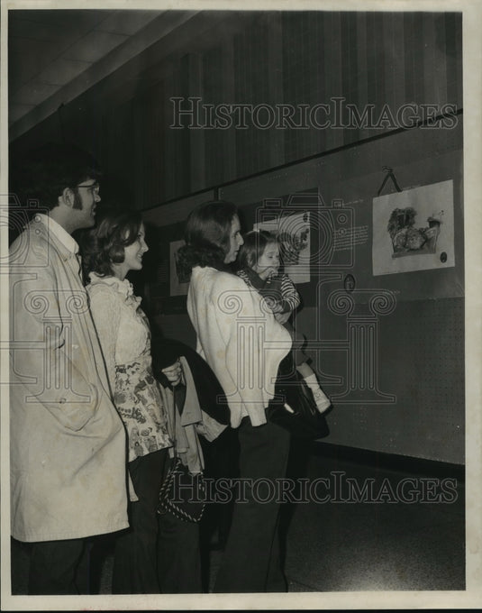 1973 People Viewing Argus Parade Paintings  - Historic Images