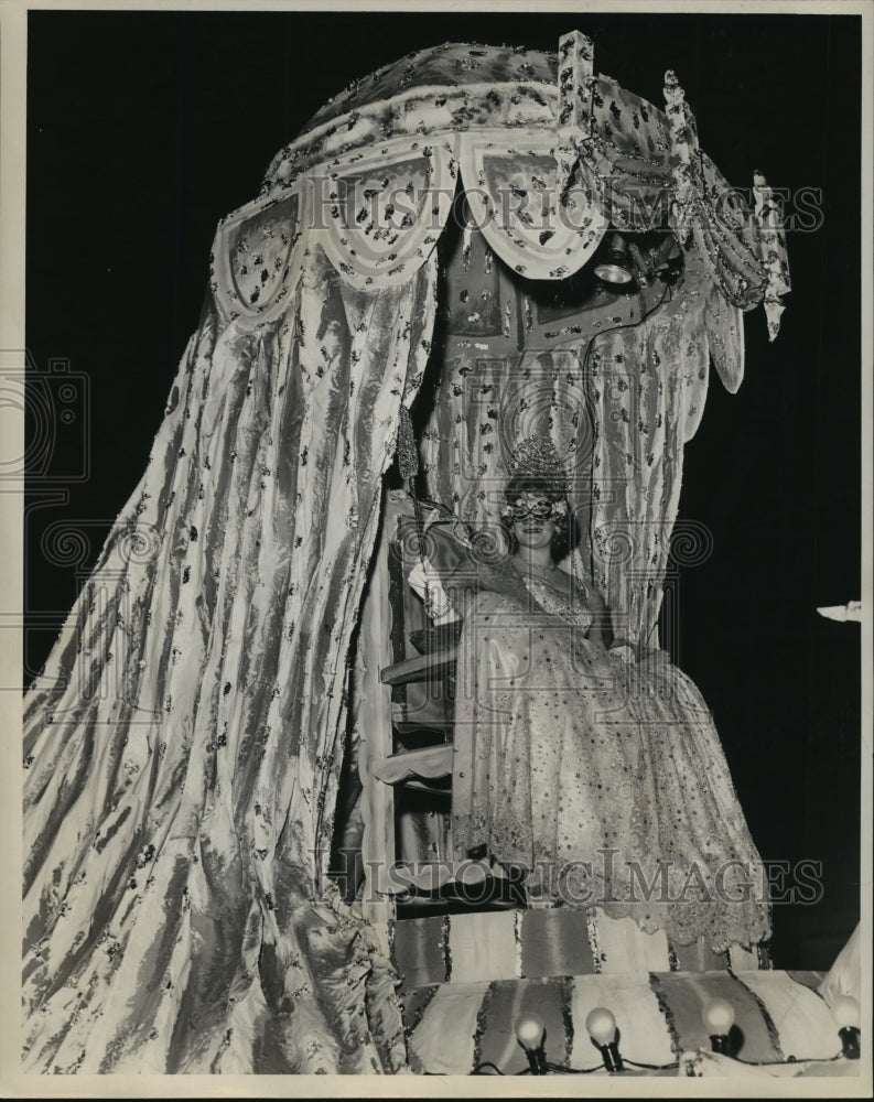 1964 Adonis Mardi Gras parade queen leads parade on her throne float - Historic Images