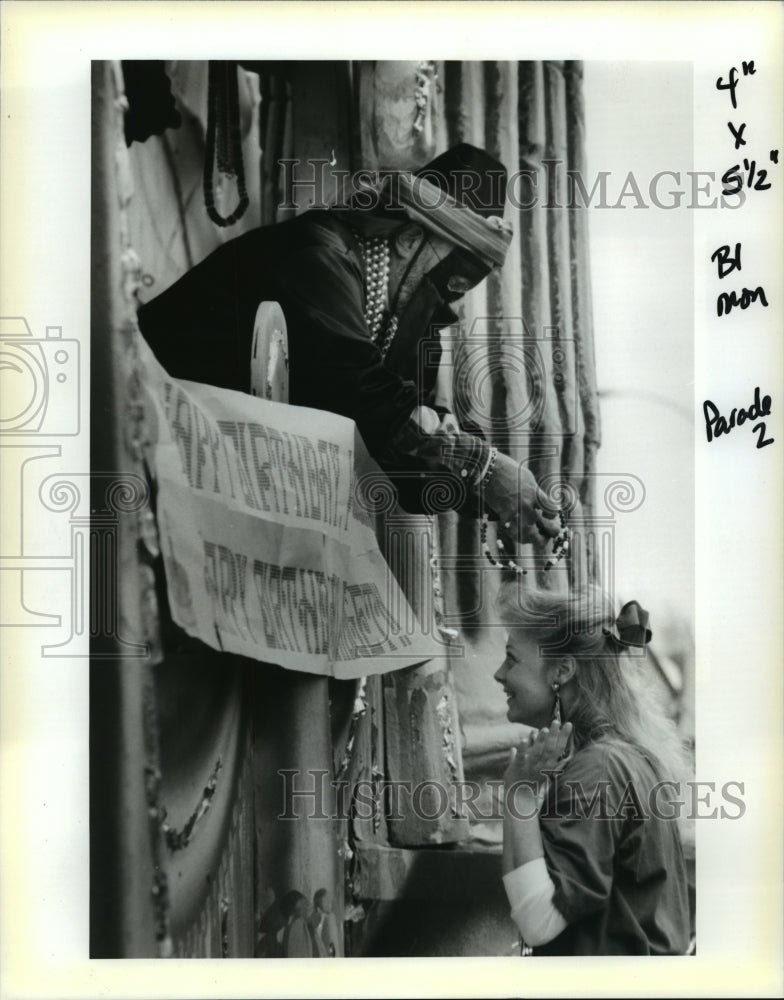 1993 Mary Adam gets beads from a rider of Alla parade on Mardi Gras - Historic Images