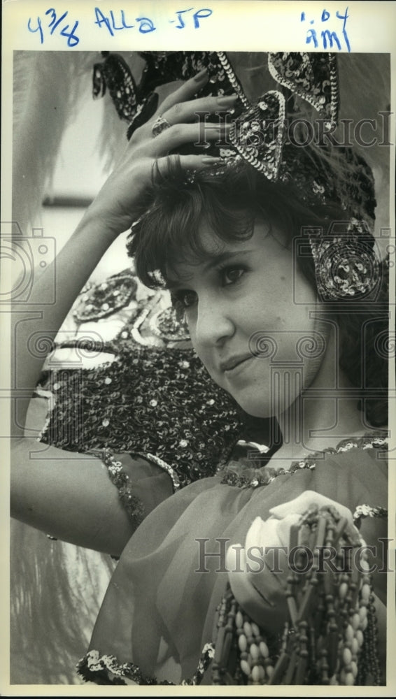 1984 member of the Alla parade on Mardi Gras holds on to headress - Historic Images