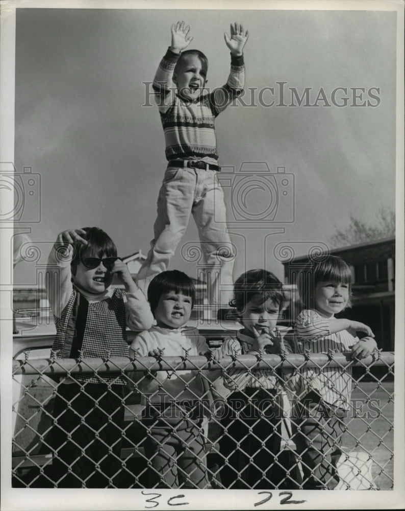 1966 Carnival Parade Krewe of Alla parade holds children&#39;s attention - Historic Images