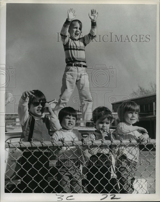 1966 Carnival Parade Krewe of Alla parade holds children's attention - Historic Images