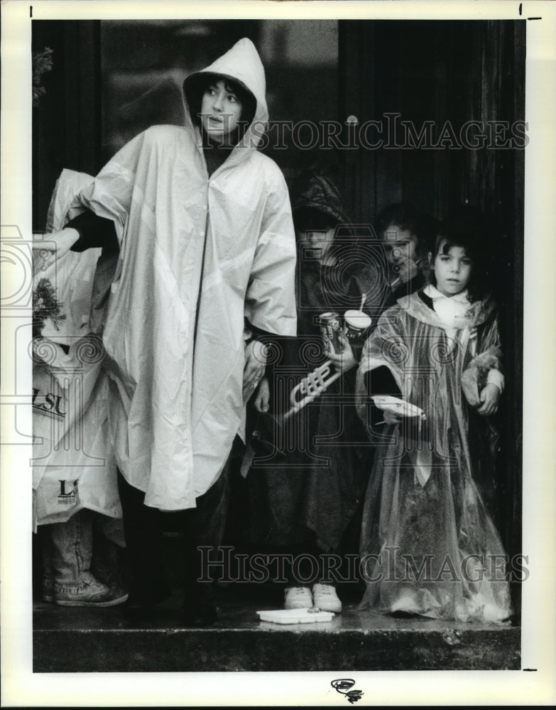 1991 Mardi Gras Crowds Disappointed Parades In Slidell Rained Out - Historic Images