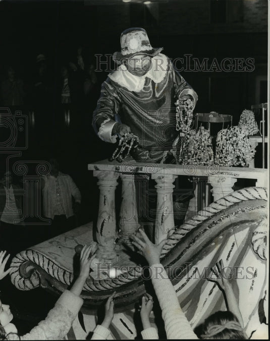 1973 Mardi Gras Masker From Krewe Of Alpheus Hands Out Beads - Historic Images