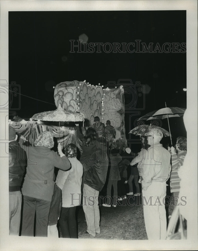 1974 Rain And Umbrellas At Alpheus Parade New Orleans Carnival - Historic Images