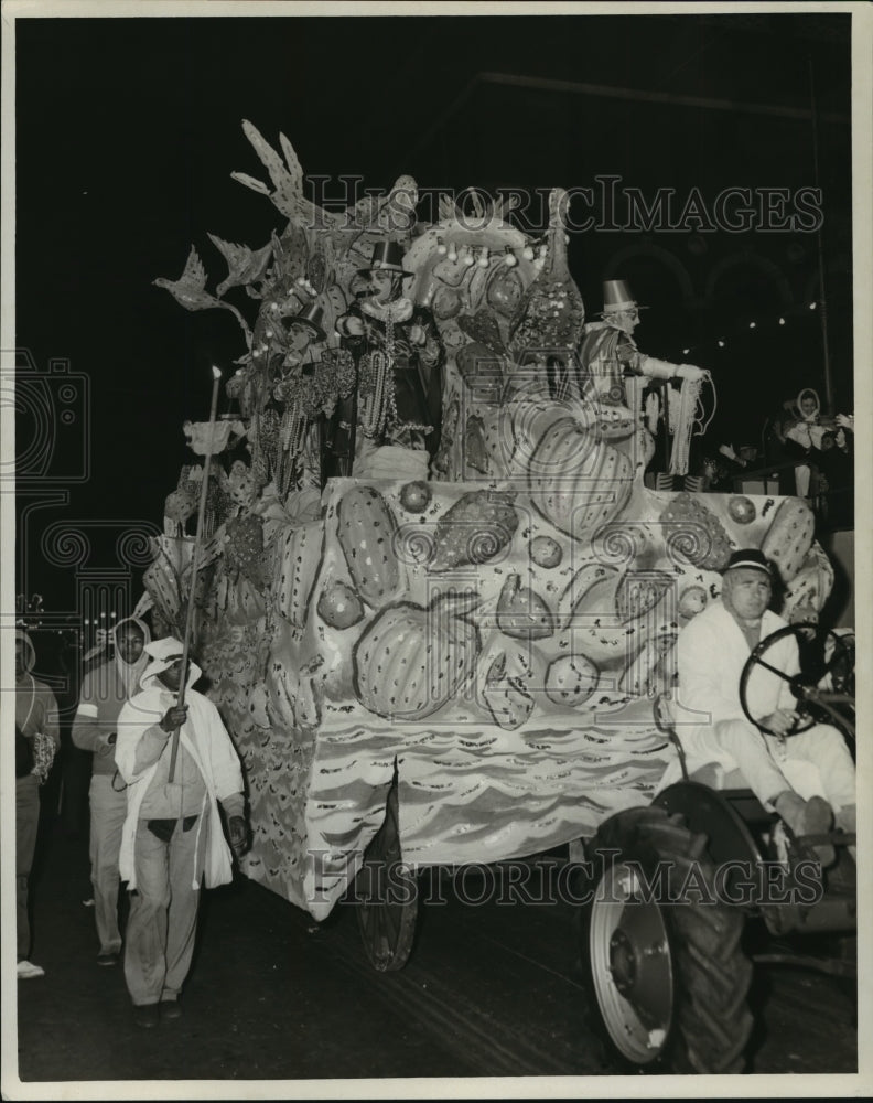 1965 Tractor Pulls Knights of Babylon Float in Mardi Gras Parade - Historic Images