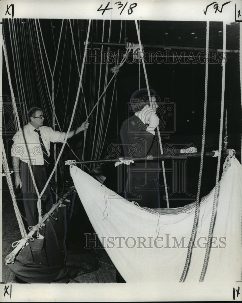 1977 Press Photo Men Hoisting the Borders, Mardi Gras, New Orleans - noca02800 - Historic Images