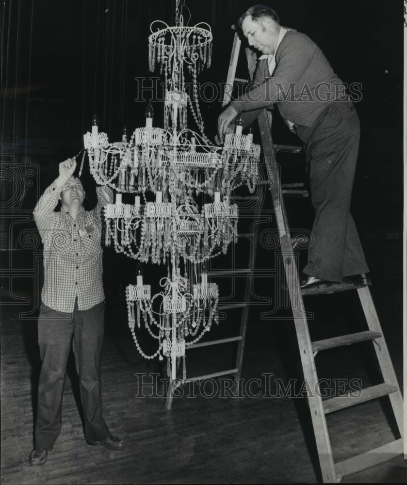 1977 Men Assembling Chandelier for Ball, Mardi Gras, New Orleans - Historic Images