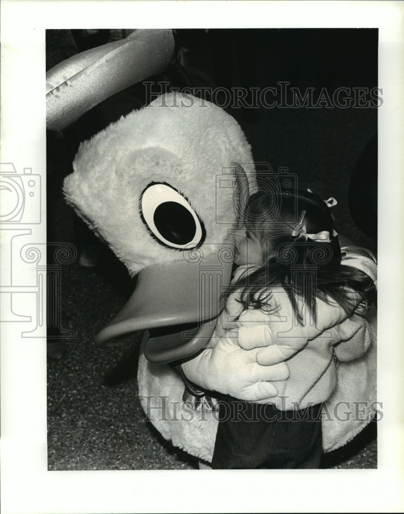 1989 Kelly Minor Giving Donald Duck a big Kiss at Caesar Parade - Historic Images