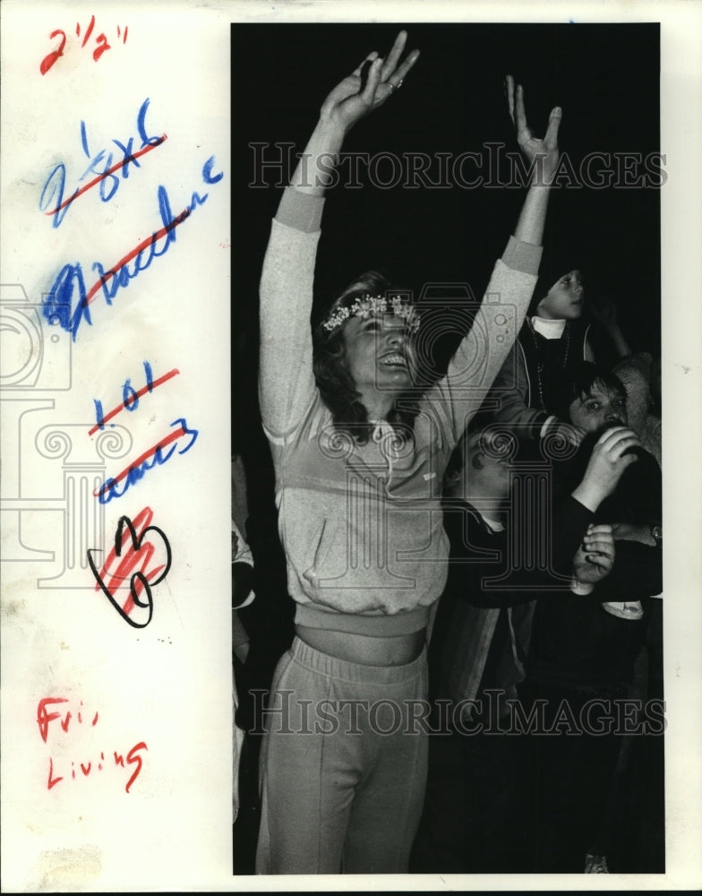 1983 Richard Simmons&#39; Yelling Fan At Bacchus Parade Mardi Gras - Historic Images