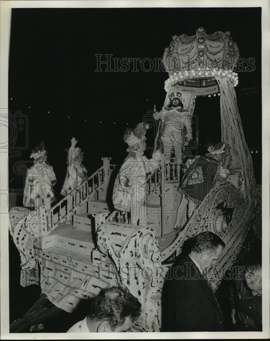 1975 New Orleans Carnival Float Royalty Waves At Mardi Gras Crowd - Historic Images
