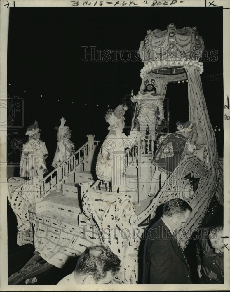 1975 Knights Of Babylon Krewe Parade At Mardi Grnew Orleans - Historic Images