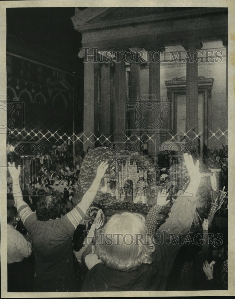 1975 Mardi Gras Crowd Waves At Babylon Parade Float New Orleans - Historic Images