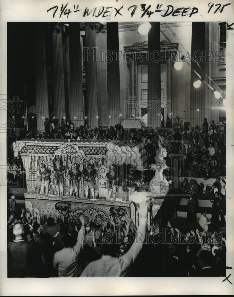 1974 Mardi Gras Float Passes Historic Gallier Hall New Orleans - Historic Images