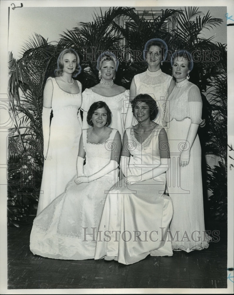 1975 Press Photo Carnival Ball-Maids for the Carnival Ball. - noca02866 - Historic Images